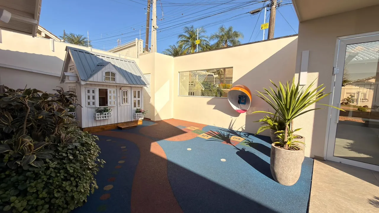 Área externa infantil com casinha de brinquedo