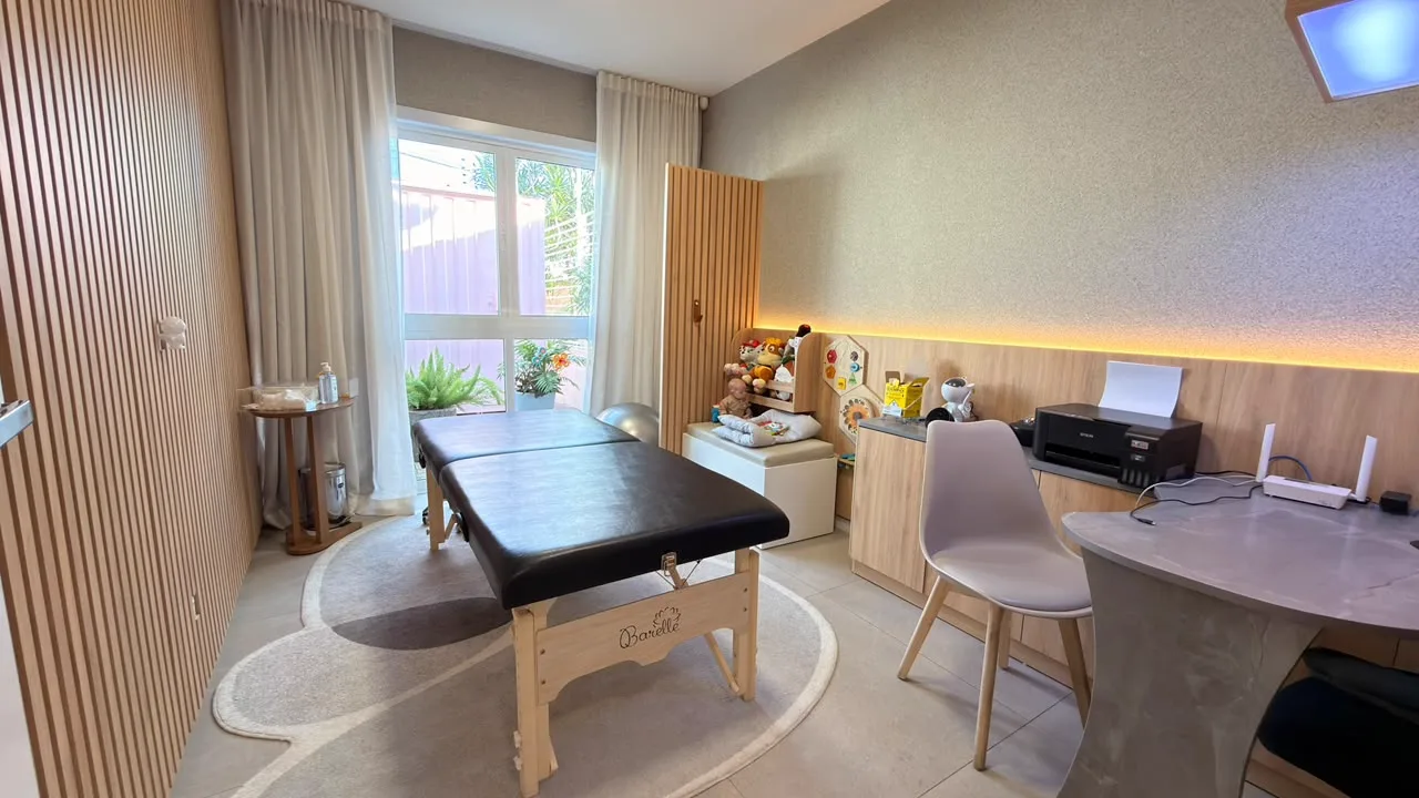 Sala de fisioterapia e osteopatia com maca