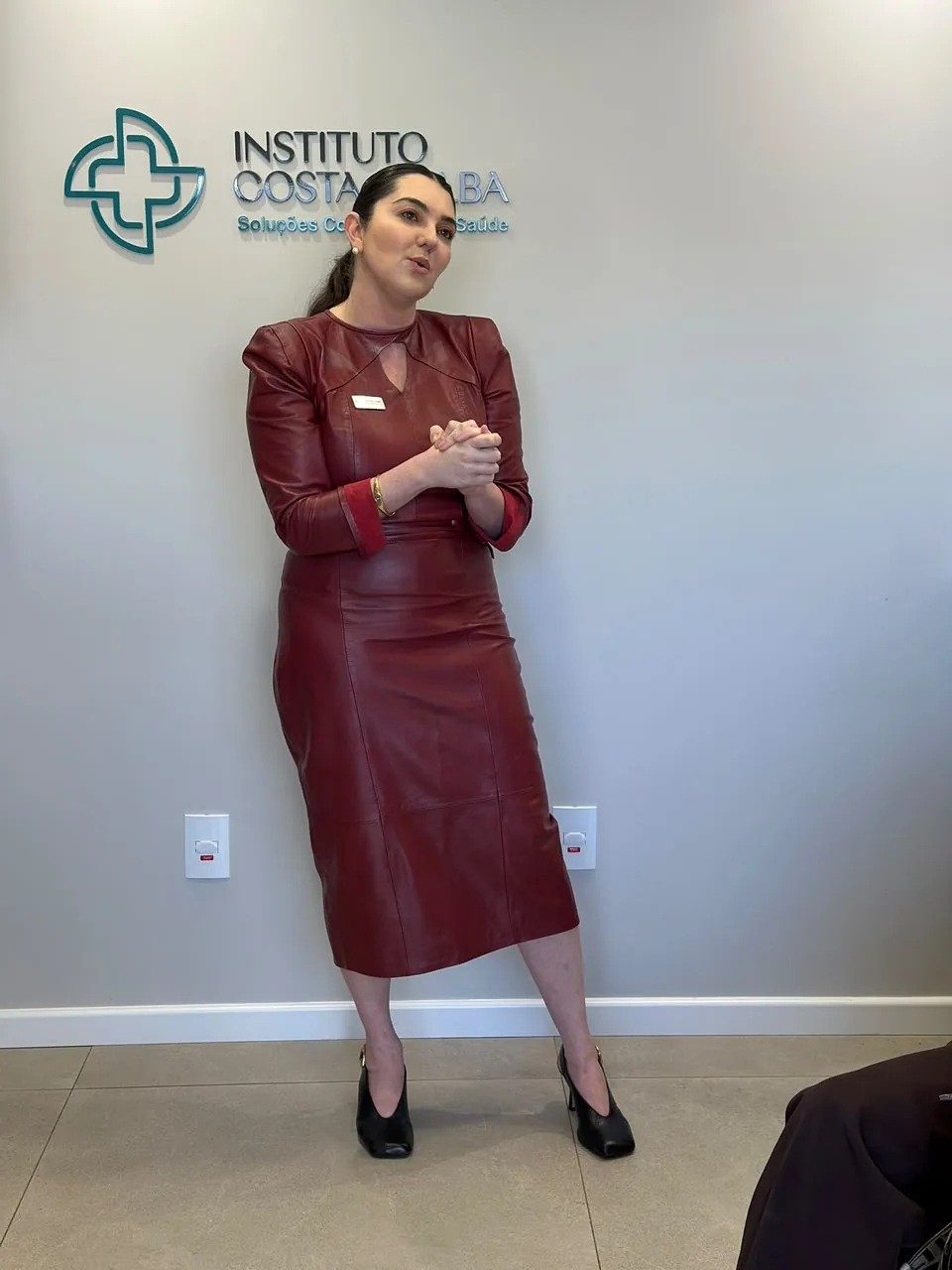 Dra. Amanda Costa em apresentação no Instituto Costa & Alba