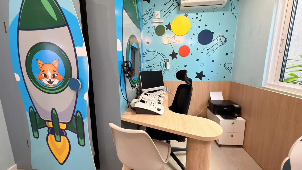 Sala de exames audiológicos infantil decorada com foguete