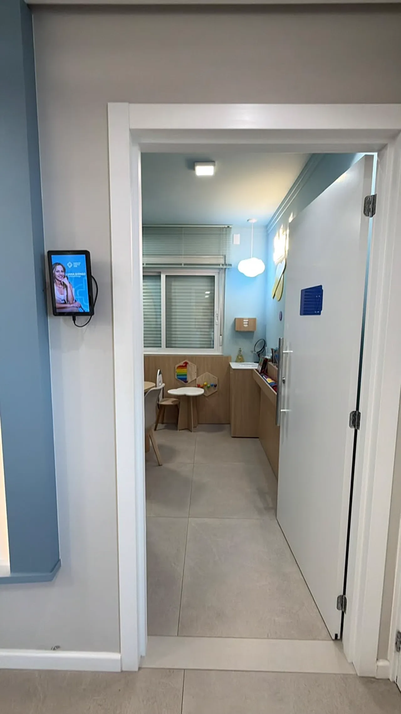 Corredor de acesso às salas de atendimento infantil