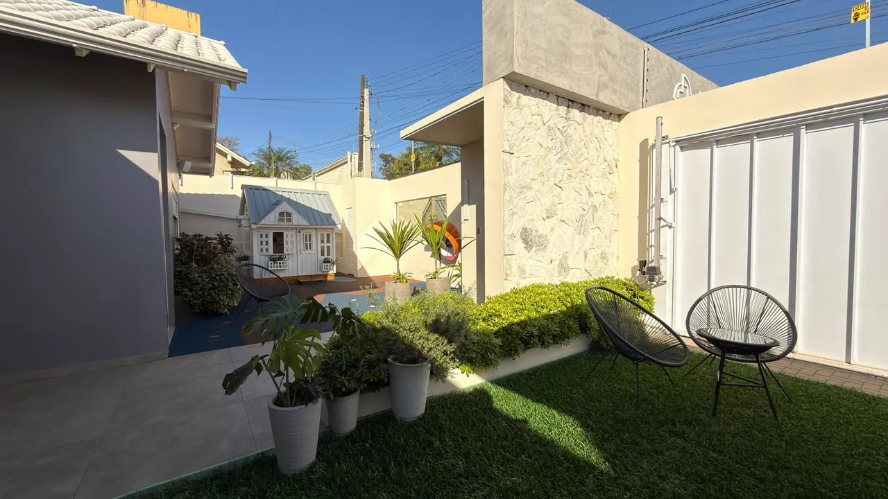 Jardim interno com cadeiras e paisagismo