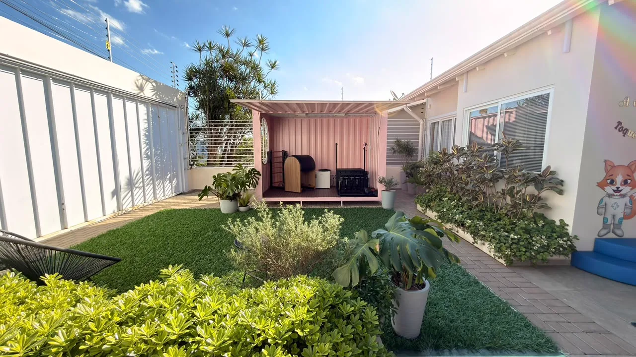 Jardim externo com espaço de pilates