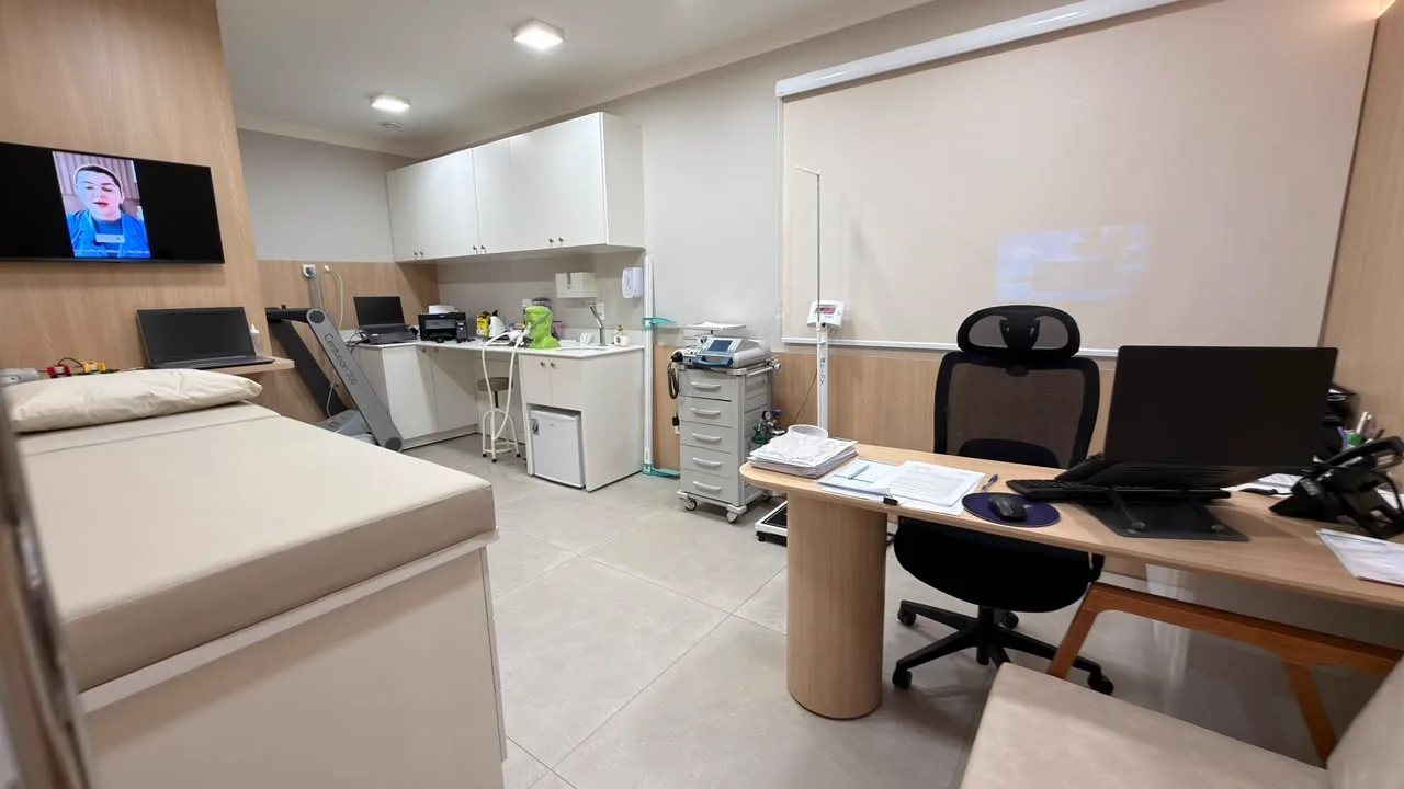 Sala de exames de cardiologia com esteira ergométrica